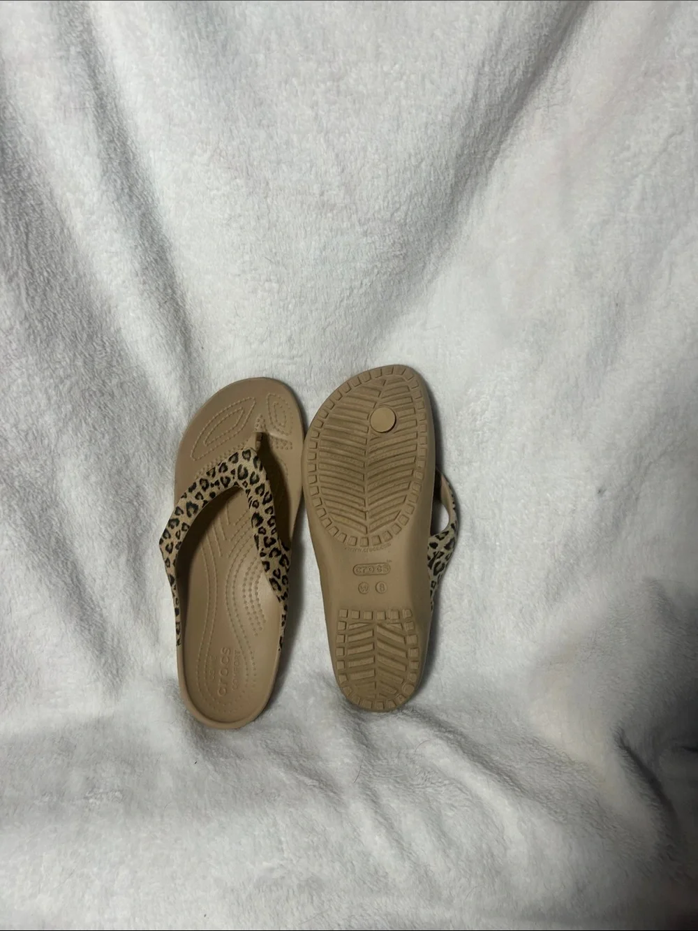 CROCS Women’s Tan Flip Sandals with Leopard-Print Straps(sz8)
